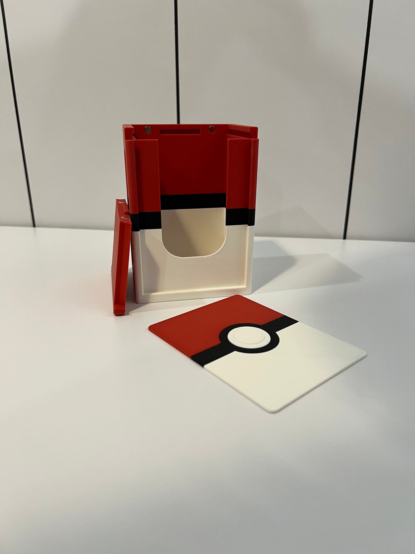 Pokémon themed Deck Box(Pokeball)
